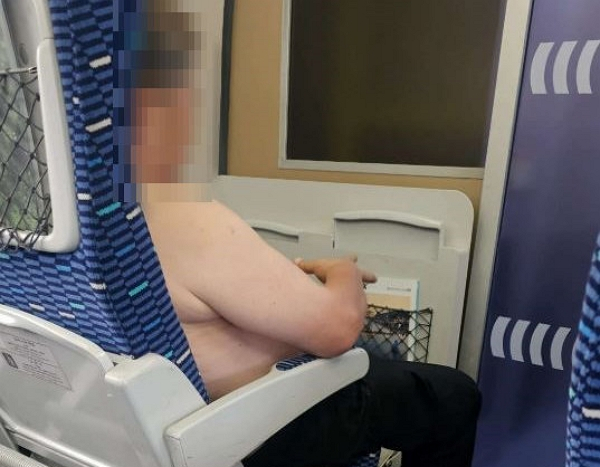 KTX 내에서 상의를 탈의한 남성 승객의 모습이 포착됐다. 사진은 KTX 열차 내에서 상의를 탈의한 남성 승객의 모습. /사진=보배드림 캡처