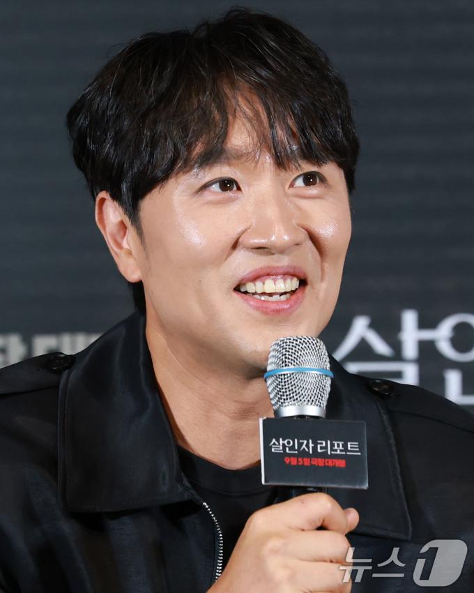 배우 김태한이 28일 서울 용산구 CGV용산아이파크몰에서 열린 영화 '살인자 리포트‘(감독 조영준) 언론시사회 및 기자간담회에 참석해 취재진 질문에 답하고 있다. '살인자 리포트'는 특종에 목마른 베테랑 기자 선주(조여정 분)에게 정신과 의사 영훈(정성일 분)이 연쇄살인을 고백하는 인터뷰를 요청하면서 벌어지는 이야기를 담은 작품이다. 2025.8.28/뉴스1 ⓒ News1 권현진 기자