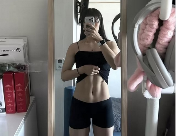 복근 사진을 게재했다가 중징계 촉구 민원을 받은 역도선수가 불쾌감을 드러냈다. 사진은 역도선수 박수민(포천시청)이 민원을 제기받은 복근 사진. /사진=박수민 인스타그램 캡처