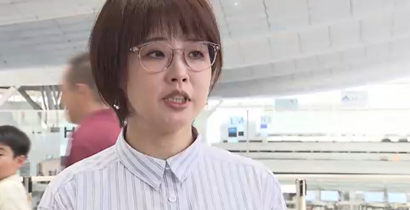 '도쿄 사린가스 테러'로 사형당한 옴진리교 교주의 딸이 두번째 한국행도 출국 제지받았다. 사진은 옴진리교 교주 아사하라 쇼코(본명·마쓰모토 치즈오)의 셋째딸 마쓰모토 리카의 모습. /사진=아사히TV 영상 캡처