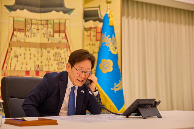 이재명 대통령이 라흐몬 타지키스탄 대통령·자파로프 키르기스스탄 대통령과 취임후 첫 통화를 갖고 양국 관계 발전을 위한 협력을 논의했다. 사진은 지난 28일 이재명 대통령이 서울 용산구 한남동 관저에서 에모말리 라흐몬 타지키스탄 대통령과 통화를 하고 있는 모습. /사진=뉴스1(대통령실 제공)
