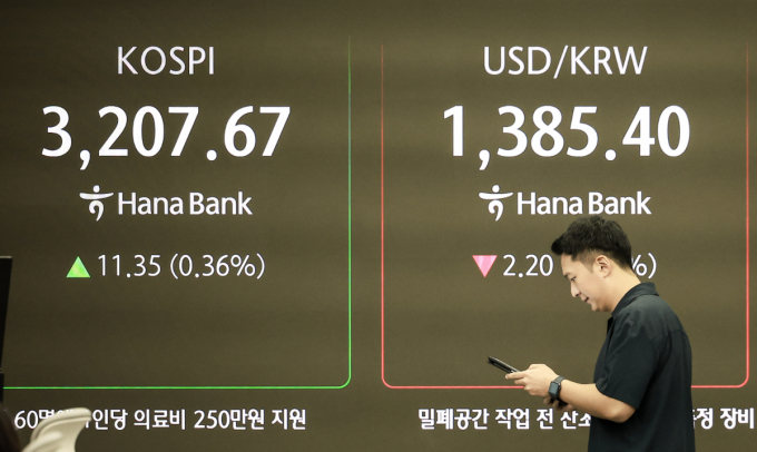 29일 오전 국내 증시가 상승세다. 사진은 29일 서울 중구 하나은행 딜링룸에서 직원들이 업무를 보는 모습. /사진=뉴시스