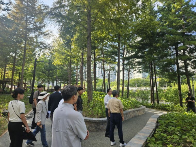 나주시장 일행이 기장군 관계자와 함께 좌광천 지방정원을 둘러보고 있다./사진=기장군