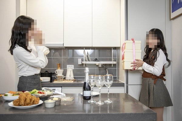집주인으로부터 집들이 선물이 마음에 들지 않았다는 문자 메시지를 받고 당황했다는 여성의 사연이 전해졌다. 사진은 기사의 이해를 돕기 위함. /사진=클립아트코리아