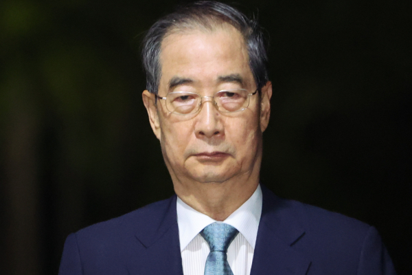 내란 특검팀이 한덕수 전 국무총리를 불구속 상태로 재판에 넘긴다. 사진은 12·3 비상계엄 관련 내란 행위 방조 혐의 등을 받는 한덕수 전 국무총리가 지난 27일 경기 의왕시 서울구치소에서 구속 전 피의자 심문(영장실질심사)이 기각되자 구치소를 나서고 있는 모습. /사진=뉴시스
