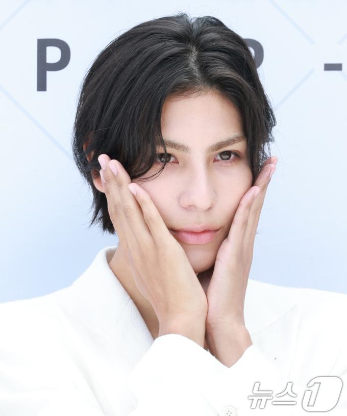 ‘일본 국민 아이돌’ 스노우맨(Snow Man) 라울이 29일 오전 서울 성동구 성수동에서 열린 '한여름 속 한겨울' 팝업스토어 오픈 행사에 참석해 꽃받침 포즈를 취하고 있다.  ⓒ News1 권현진 기자
