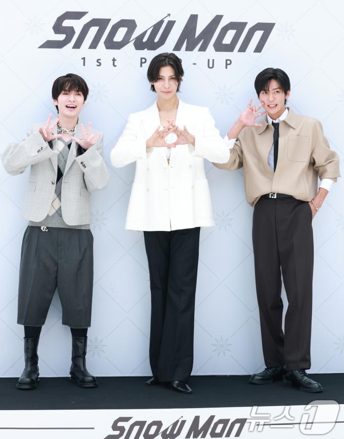 ‘일본 국민 아이돌’ 스노우맨(Snow Man) 후카자와 타츠야(왼쪽부터)와 라울, 메구로 렌이 29일 오전 서울 성동구 성수동에서 열린 '한여름 속 한겨울' 팝업스토