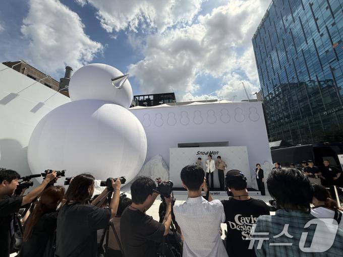 ‘일본 국민 아이돌’ 스노우맨(Snow Man) 후카자와 타츠야(왼쪽부터)와 라울, 메구로 렌이 29일 오전 서울 성동구 성수동에서 열린 '한여름 속 한겨울' 팝업스토어 오픈 행사에 참석해 포즈를 취하고 있다. ⓒ News1 권현진 기자
