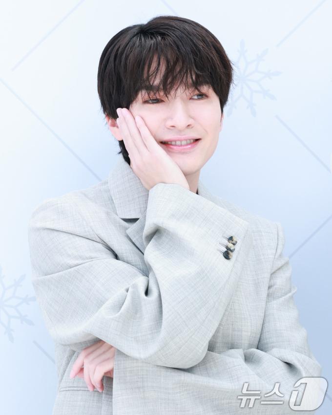 ‘일본 국민 아이돌’ 스노우맨(Snow Man) 후카자와 타츠야가 29일 오전 서울 성동구 성수동에서 열린 '한여름 속 한겨울' 팝업스토어 오픈 행사에 참석해 사랑스로운 포즈로 팬심을 녹이고 있다. ⓒ News1 권현진 기자