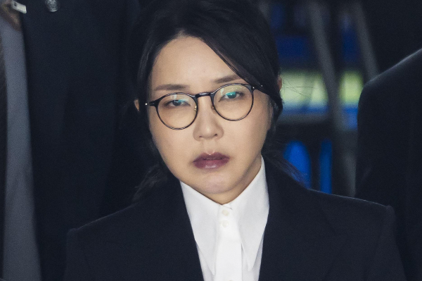 김건희 여사가 성실히 특검 조사에 출석하겠다고 전했다. 사진은 자본시장과 금융투자업에 관한 법률 위반, 정치자금법 위반, 특정범죄 가중처벌 등에 관한 법률 위반(알선수재) 등의 혐의를 받는 윤석열 전 대통령 부인 김건희 여사가 지난 12일 오후 서울 서초구 서울중앙지법에서 열린 구속 전 피의자 심문(영장실질심사)를 마친 뒤 법원을 나서고 있는 모습. /사진=뉴시스
