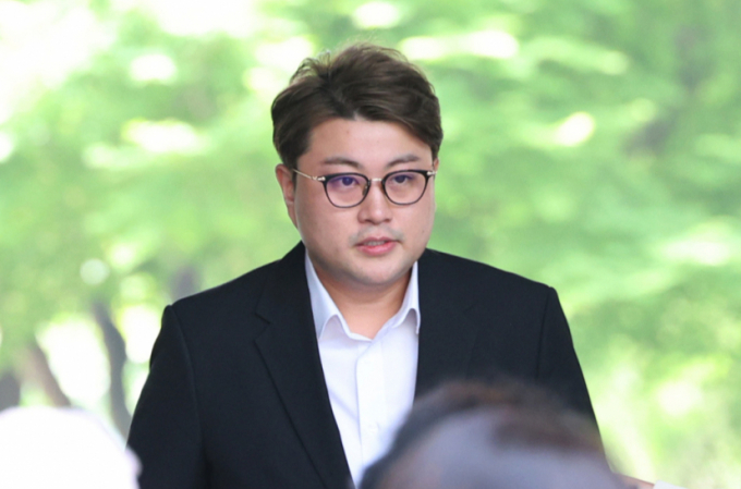 가수 김호중이 국내 유일 민영 교도소인 소망교도소로 이감된 사실이 알려지면서 민영 교도소에 대한 관심이 높아지고 있다. 사진은 지난해 5월 서울중앙지방법원에 출석한 음주 운전 뺑소니 등의 혐의로 구속 영장이 청구된 트로트 가수 김호중. /사진=뉴스1