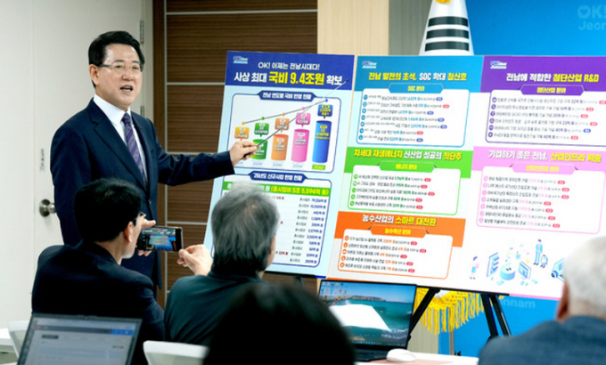 김영록 전남도지사가 29일 도청 브리핑룸에서 2026년 국고 건의 정부예산 반영 성과와 관련한 언론 브리핑을 하고 있다./사진=전남도