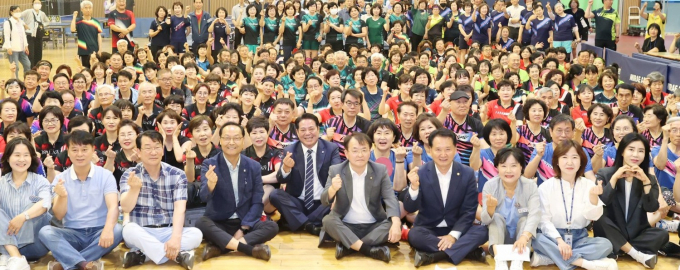 지난해 열린 만안구 주민자치센터 탁구대회 개회식 기념촬영 모습.  /사진제공=안양시