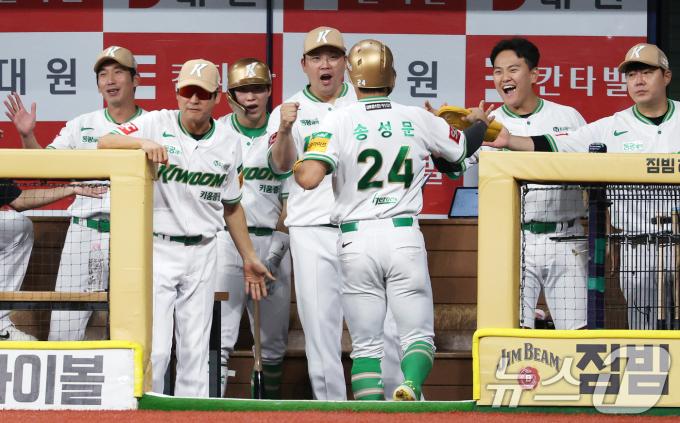 26일 오후 서울 구로구 고척스카이돔에서 열린 프로야구 '2025 신한 SOL뱅크 KBO 리그' 한화 이글스와 키움 히어로즈의 경기, 1회말 키움 공격 1사 1루에서 박주홍의 2루타 때 득점한 송성문이 설종진 감독대행과 동료들의 축하를 받고 있다. 2025.8.26/뉴스1 ⓒ News1 오대일 기자