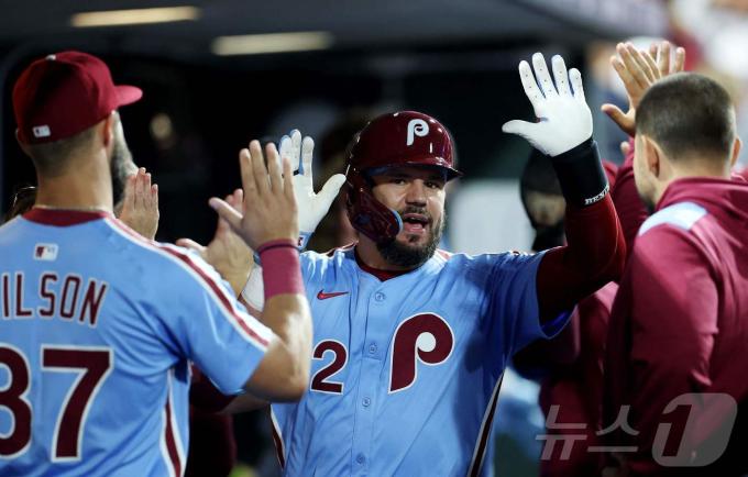 MLB 필라델피아 카일 슈와버가 홈런친 후 동료들과 기뻐하고 있다. ⓒ AFP=뉴스1