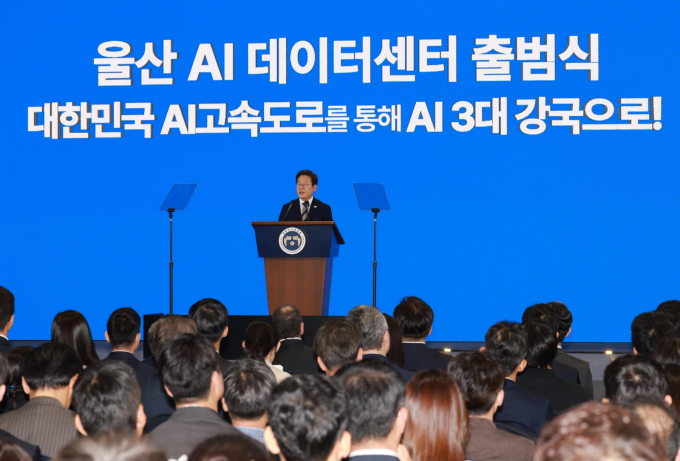 SK텔레콤과 SK에코플랜트가 울산 데이터센터(DC) 건립의 시작을 알렸다. 사진은 이 대통령이 지난 6월20일 울산전시컨벤션센터에서 열린 울산 AI데이터센터 출범식에 참석했던 모습. /사진=뉴시스