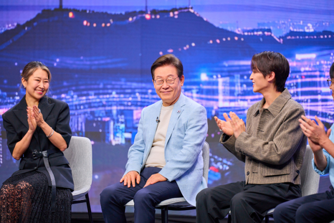 이재명 대통령(가운데)이 지난 20일 서울 서초구 아리랑국제방송에서 녹화방송 형태로 진행된 케이팝 더 넥스트 챕터(K-Pop:The Next Chapter)에 출연해 K팝의 현재와 앞으로의 비전이라는 주제로 대화를 나눴다. /사진=대통령실(뉴시스)