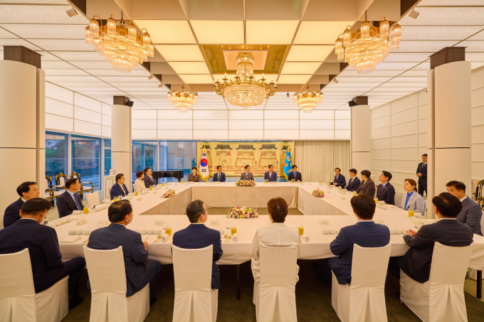 이재명 대통령이 29일 서울 청와대 영빈관에서 열린 더불어민주당 의원들과의 오찬 자리에서 "말보다는 행동과 결과가 앞서는 국정을 운영해 보고자 한다"며 "국회 개혁과제를 잘 추진해달라"고 당부했다. 사진은 지난 20일 이재명 대통령이 서울 한남동 관저에서 더불어민주당 정청래 대표, 김병기 원내대표 등 신임 지도부와 만찬을 하고 있는 모습. /사진=뉴시스(대통령실 제공)
