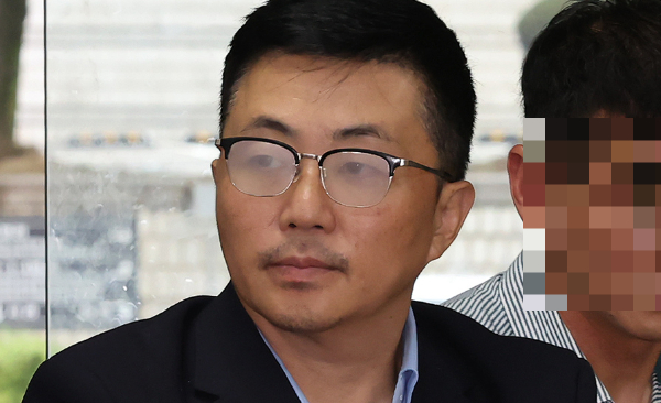 '김건희 집사'로 알려진 김예성씨가 구속 상태로 재판에 넘겨졌다. 사진은 김건희 여사 일가의 집사로 알려진 김예성씨가 지난 15일 오후 서울 서초구 서웅중앙지법에서 열리는 구속 전 피의자 심문(영장실질심사)에 출석하고 있는 모습. /사진=뉴스1