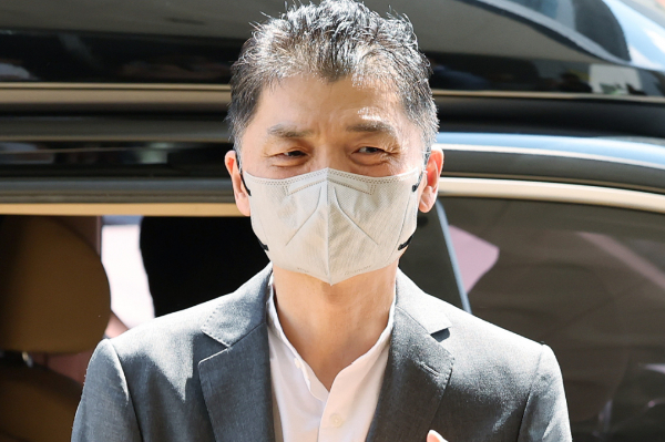 김범수 카카오 창업자가 징역 15년을 구형받았다. 사진은 SM엔터테인먼트 시세조종 공모 의혹을 받는 김 창업자가 29일 오후 서울 양천구 남부지법에서 열린 결심공판에 출석하고 있는 모습. /사진=뉴스1