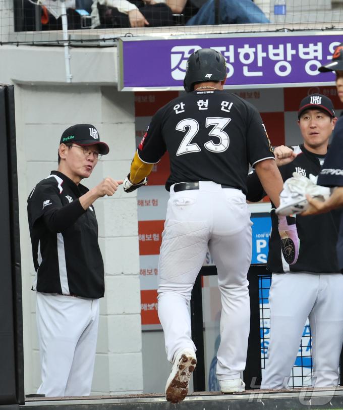 KT 안현민과 이강철 감독. /뉴스1 DB ⓒ News1 김기남 기자