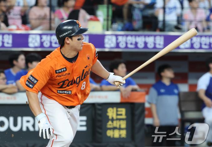 29일 대전 한화생명 볼파크에서 열린 프로야구 '2025 신한 SOL뱅크 KBO 리그' 삼성 라이온즈와 한화 이글스의 경기에서 1회말 무사 만루 상황 한화 노시환이 1타점 내야 땅볼을 치고 있다. 2025.8.29/뉴스1 ⓒ News1 김기태 기자