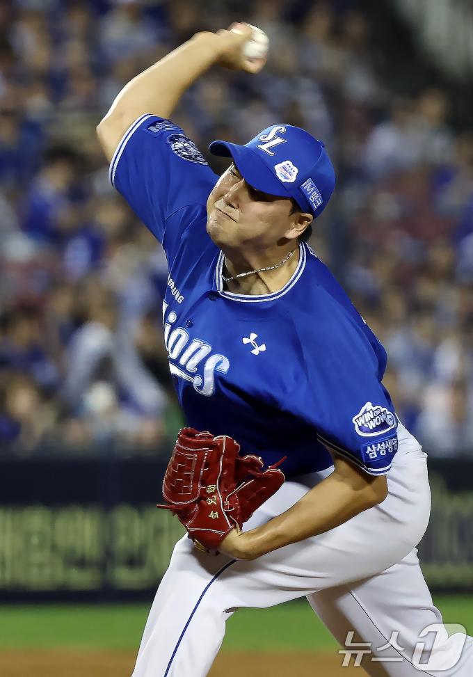 28일 오후 서울 송파구 잠실야구장에서 열린 프로야구 '2025 신한 SOL뱅크 KBO 리그' 삼성 라이온즈와 두산 베어스의 경기 8회말 삼성 김태훈이 역투하고 있다. 2025.8.28/뉴스1 ⓒ News1 박정호 기자