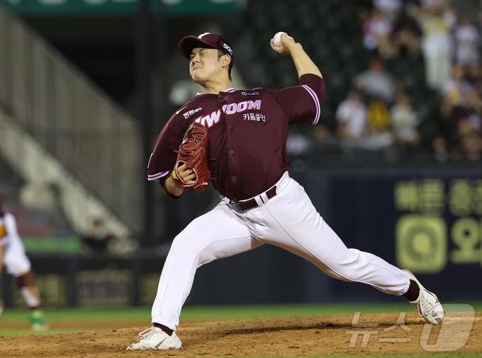 29일 오후 서울 송파구 잠실야구장에서 열린 프로야구 '2025 신한 SOL뱅크 KBO 리그' 키움 히어로즈와 LG 트윈스의 경기, 키움 선발 정현우가 5회말 등판해 힘차게 공을 던지고 있다. 2025.8.29/뉴스1 ⓒ News1 김진환 기자