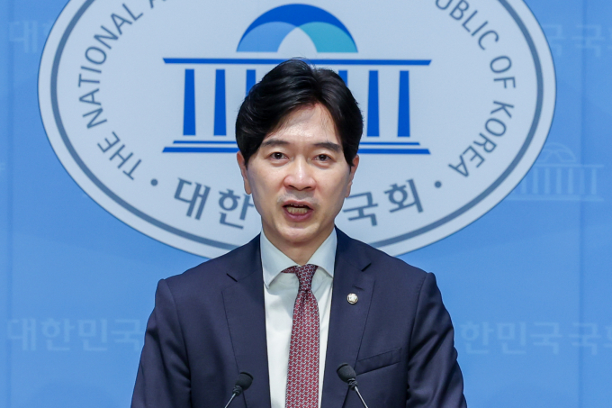  박성훈 국민의힘 수석대변인이 21일 서울 여의도 국회 소통관에서 강선우 여성가족부 장관 후보자 임명 강행을 규탄하는 내용의 논평을 하고 있다./사진=뉴스1