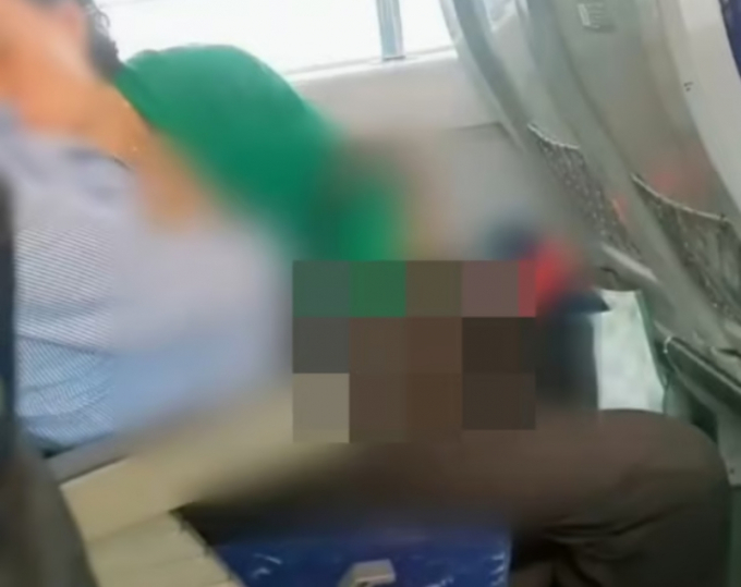 무궁화호 열차 안에서 수위 높은 애정행각을 하는 남녀 모습이 포착돼 비판이 쏟아졌다./사진=인스타그램 '보배드림' 
