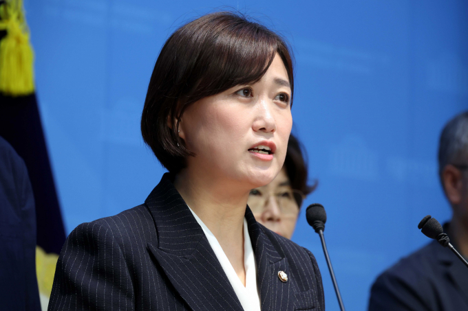백승아 더불어민주당 의원이 지난7월24일 오전 서울 여의도 국회 소통관에서 열린 유초증등교원의 정치기본권 보장 촉구 기자회견에서 발언을 하고 있다. /사진=뉴시스