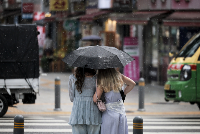 지난 25일 서울 종로구 종로3가역 인근에 비가 쏟아지고 있다./사진=뉴시스