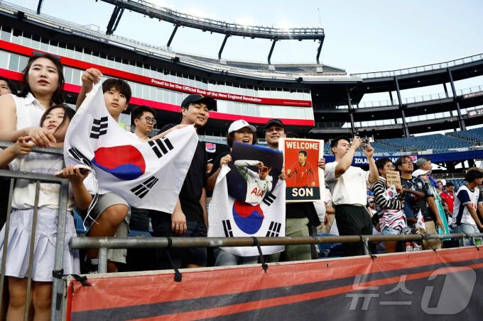 손흥민의 원정 경기임에도 나부끼는 태극기들 ⓒ AFP=뉴스1