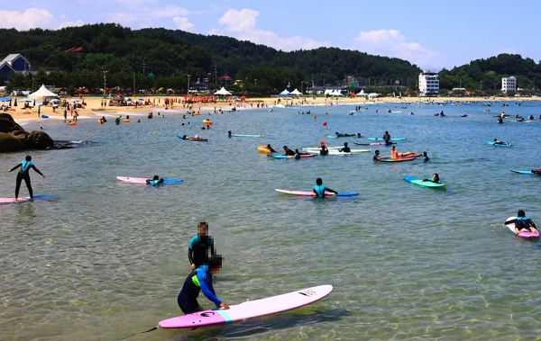 강원 양양군 해상에서 20대 여성이 물에 빠져 숨졌다. 사진은 강원 양양군한 해수욕장에서 서핑을 즐기고 있는 서퍼들 모습. 기사와 직접적인 관련 없음. /사진=뉴스1(양양군 제공)
