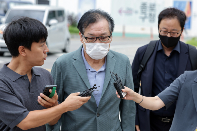 김건희 여사와 친분을 이용해 각종 청탁을 받은 의혹이 제기된 건진법사 전성배 씨가 25일과 27일에 이어 31일 세번째로 특별검사팀에서 조사를 받는다. 사진은 지난 21일 서울 종로구에 마련된 민중기 특별검사팀(김건희 특검팀) 사무실로 향하는 진씨의 모습. /사진=뉴스1 