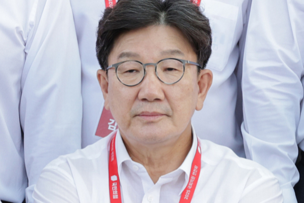 권성동 국민의힘 의원이 통일교 방문은 인정했지만, 금품을 받은 일은 없다고 강조했다. 사진은 권성동 국민의힘 의원이 지난 28일 오후 인천 인천국제공항공사 인재개발원에서 열린 국민의힘 국회의원 연찬회에서 생각에 잠겨 있는 모습. /사진=뉴스1