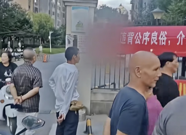 12년 동안 친하게 지낸 친구가 남편과 5년간 불륜을 저지른 사실을 뒤늦게 알게 된 여성이 현수막을 내걸어 복수했다. 사진은 절친과 남편의 불륜 소식을 담은 현수막 모습. /사진=SCMP 캡처