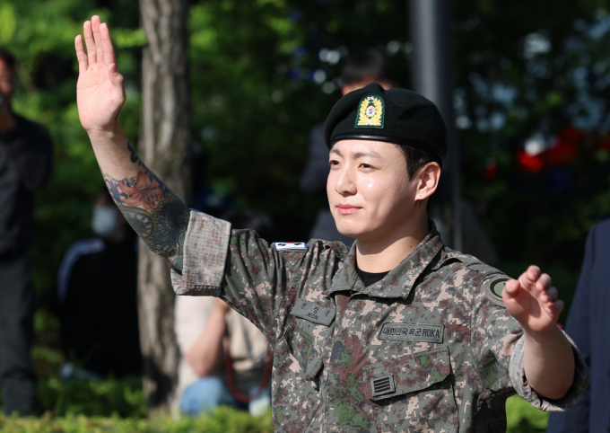 방탄소년단(BTS)의 정국의 자택에 또다시 사생팬이 무단 침입하는 사건이 발생했다. 사진은 지난 6월11일 오전 경기도 연천군 연천공설운동장에서 군복무를 마친 뒤 전역 인사를 하는 정국의 모습. /사진=뉴스1