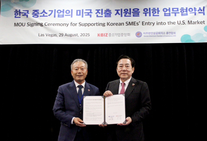 중소기업중앙회가 지난 8월29일(현지 시각) 미국 라스베이거스에서 미주한상총연과 함께 업무협약을 맺었다고 1일 밝혔다. 내년 하반기 미국 현지에서 K중소기업 상품을 소개하는 전시회를 개최할 예정이다. /사진=중소기업중앙회