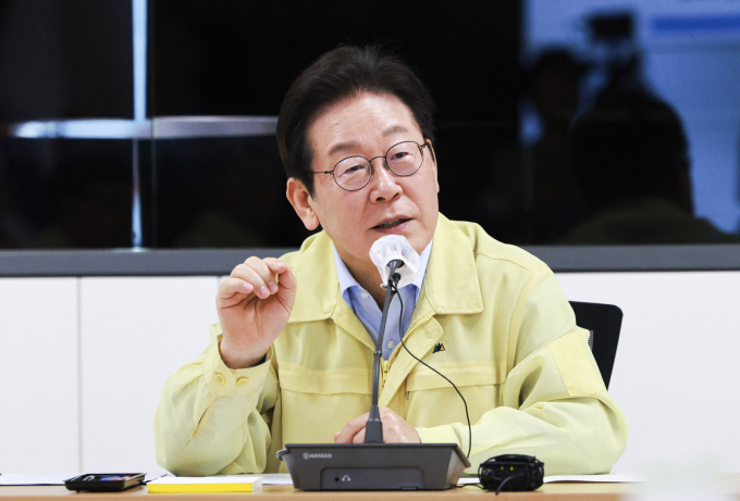 이재명 대통령이 취임 후 몇주간 이어졌던 외교 일정에서 돌아와 다시 민생과 경제 성장에 집중하겠다고 발표했다. 사진은 이 대통령이 지난 30일 강원 강릉시청 재난안전상황실에서 가뭄 대책 회의를 주재하고 있다. /사진=뉴시스