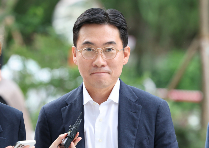 서울중앙지법 김건희 특별검사팀이 오는 2일 특정경제범죄가중처벌법상 배임·횡령 등 혐의를 받는 조영탁 대표와 민경민 오아시스에쿼티파트너스 대표, 증거은닉 혐의를 받는 IMS모빌리티 이사 A씨에 대한 영장실질심사를 연다. ‘김건희 집사 게이트' 의혹에 연루된 혐의를 받는 조영탁 IMS모빌리티 대표가 조사를 받기 위해 지난 20일 오전 서울 종로구 김건희 특검팀(특별검사 민중기) 사무실로 출석하고 있다. /사진=뉴시스