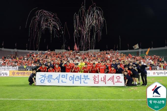 승리 후 플래카드와 함께 단체사진을 찍은 강원 선수단(한국프로축구연맹 제공)