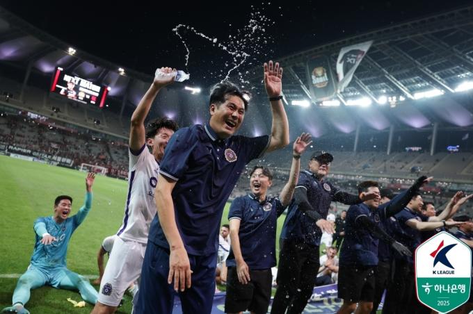 승리 후 기뻐하는 안양 선수단과 유병훈 감독(한국프로축구연맹 제공)