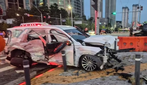 충남 천안 서북 불당동 사거리에서 차량 추돌사고가 발생해 9명의 사상자가 발생했다. 사진은 천안 서북 불당동 교통사고 현장. /사진=뉴스1(천안서북소방서 제공)