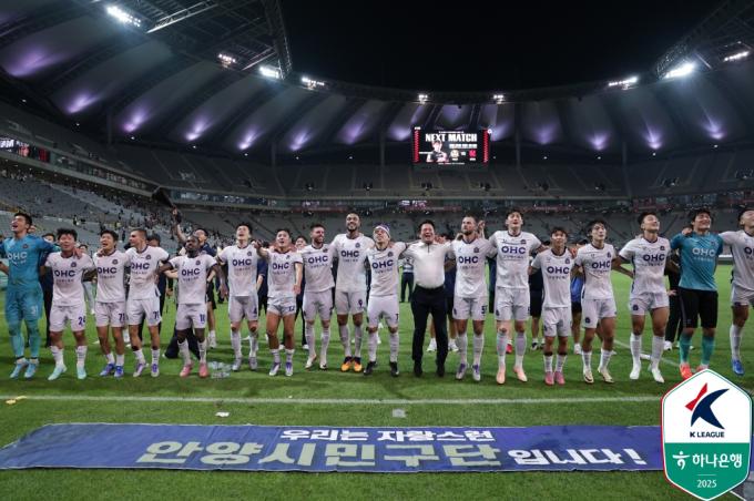 31일 서울월드컵경기장에서 열린 프로축구 K리그1 FC서울과 안양FC와의 경기에서 2-1 승리를 거둔 안양 선수들이 팬들에게 인사하고 있다. (한국프로축구연맹 제공. 재판매 및 DB 금지) 2025.8.31/뉴스1
