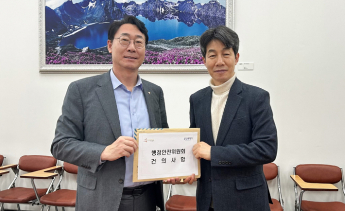 정명근 화성특례시장(왼쪽)이 국회 행정안전위원회에 일반구 신설 건의안을 제출하고 있다. /사진제공=화성특례시