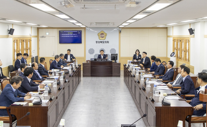경북도의회 예결결산특별위원회가 예산안을 심사하고 있다.(사진 가운데 김대일  예결결산특별위원/사진제공=경북도의회