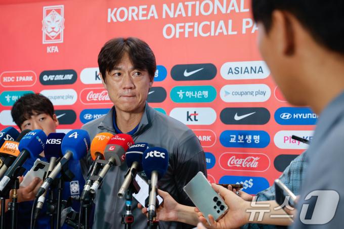 대한민국 축구대표팀 홍명보 감독이 1일 오전 인천국제공항 2터미널에서 A매치 2연전을 펼칠 미국으로 출국하기 앞서 취재진 질문을 듣고 있다. 2025.9.1/뉴스1 ⓒ News1 안은나 기자