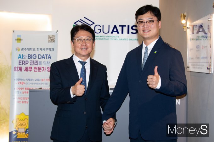 최근 광주대학교 회계세무통합비즈니스센터를 방문한 박광종 광주지방국세청장(왼쪽)과 김동진 광주대학교 총장이 포즈를 취하고 있다.