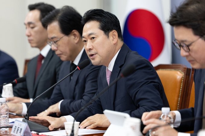 장동혁 국민의힘 대표가 1일 서울 여의도 국회에서 열린 당 최고위원회의에서 "왼쪽으로 가는 보수가 아닌 중도가 매력 느끼는 보수정당 만들 겠다"고 발언했다. /사진=뉴스1